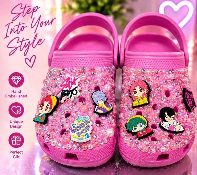 Crocs Kids' KPop Saja Boys Pink Embellished Clogs Charms Rhinestones and Pearls Size 4
