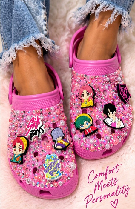 Crocs Kids' KPop Saja Boys Pink Embellished Clogs Charms Rhinestones and Pearls Size 4