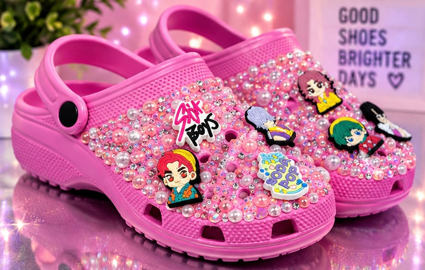 Crocs Kids' KPop Saja Boys Pink Embellished Clogs Charms Rhinestones and Pearls Size 4